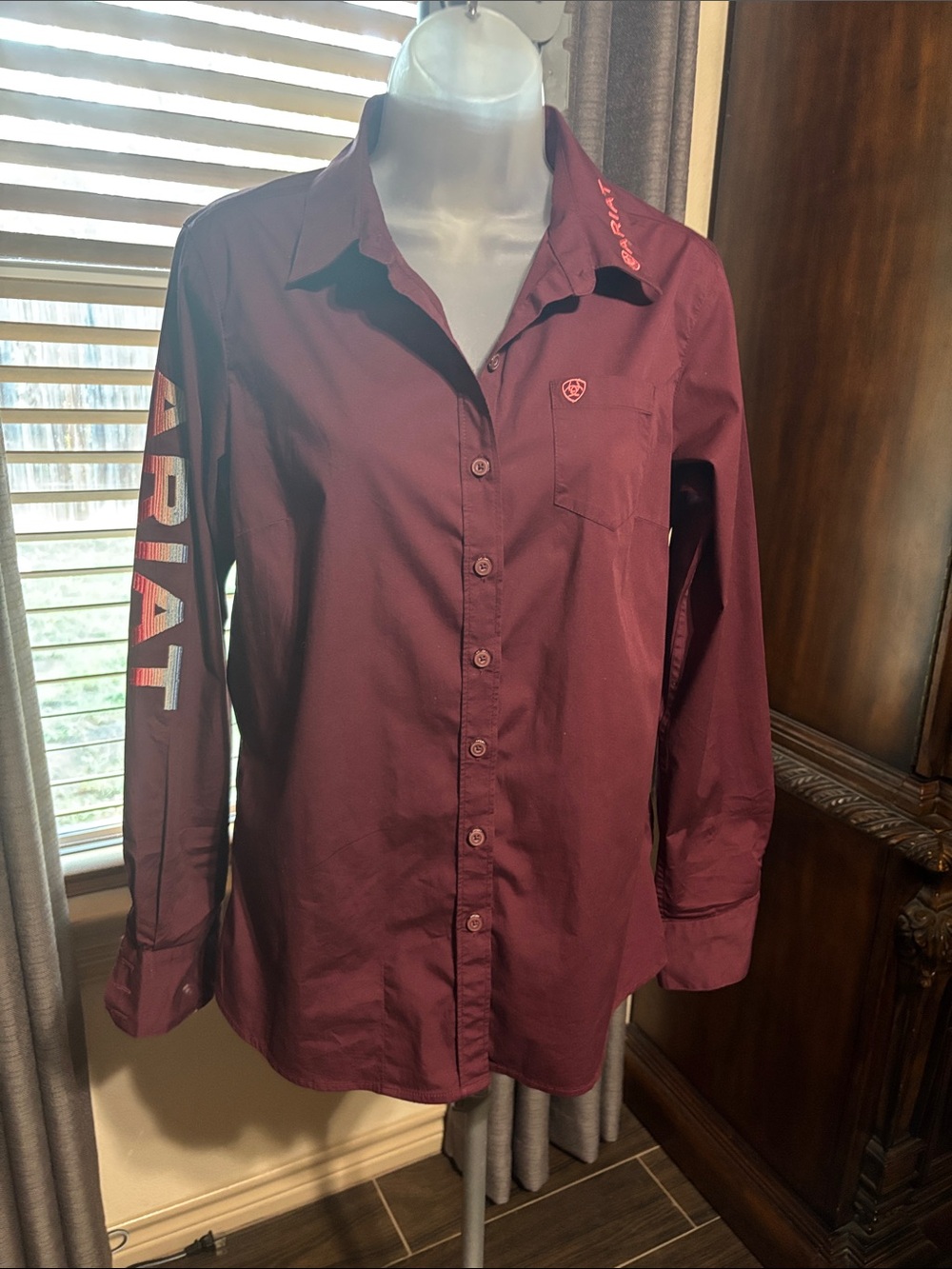 Ariat women”sLong-Sleeve Button-Down Shirt in Wine embroidered